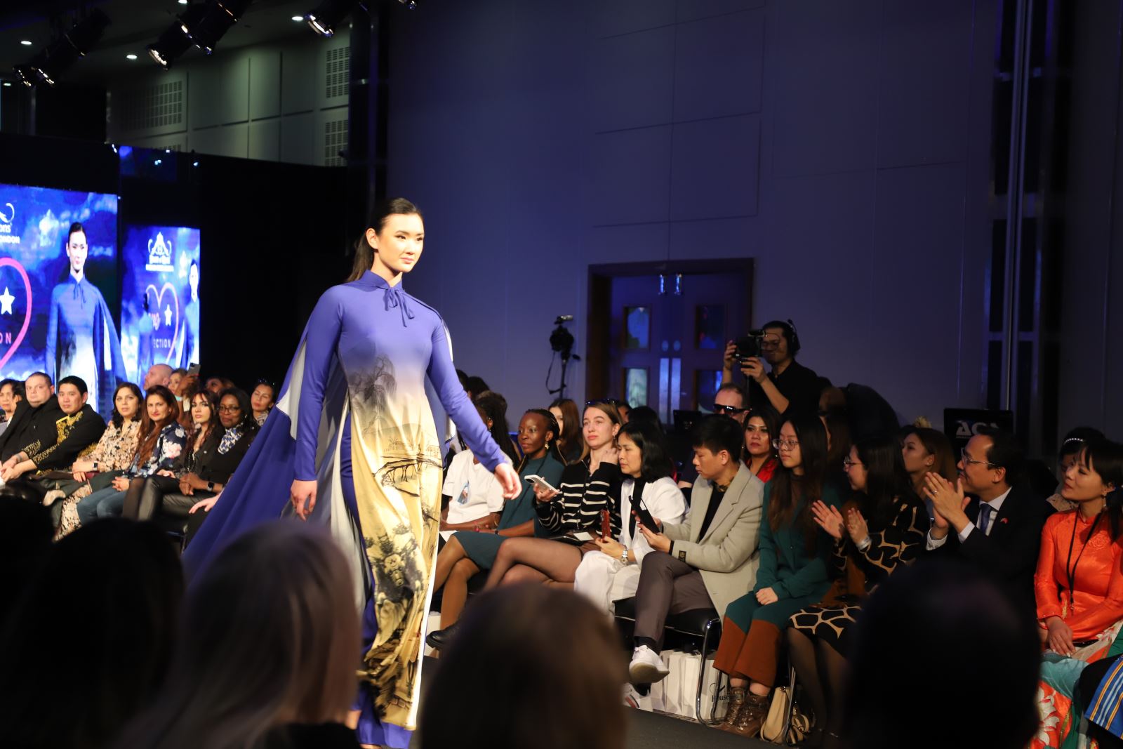 Bộ sưu tập áo dài trình diễn tại London Fashion Show nằm trong khuôn khổ các hoạt động kỷ niệm 50 năm quan hệ ngoại giao Việt Nam - Anh