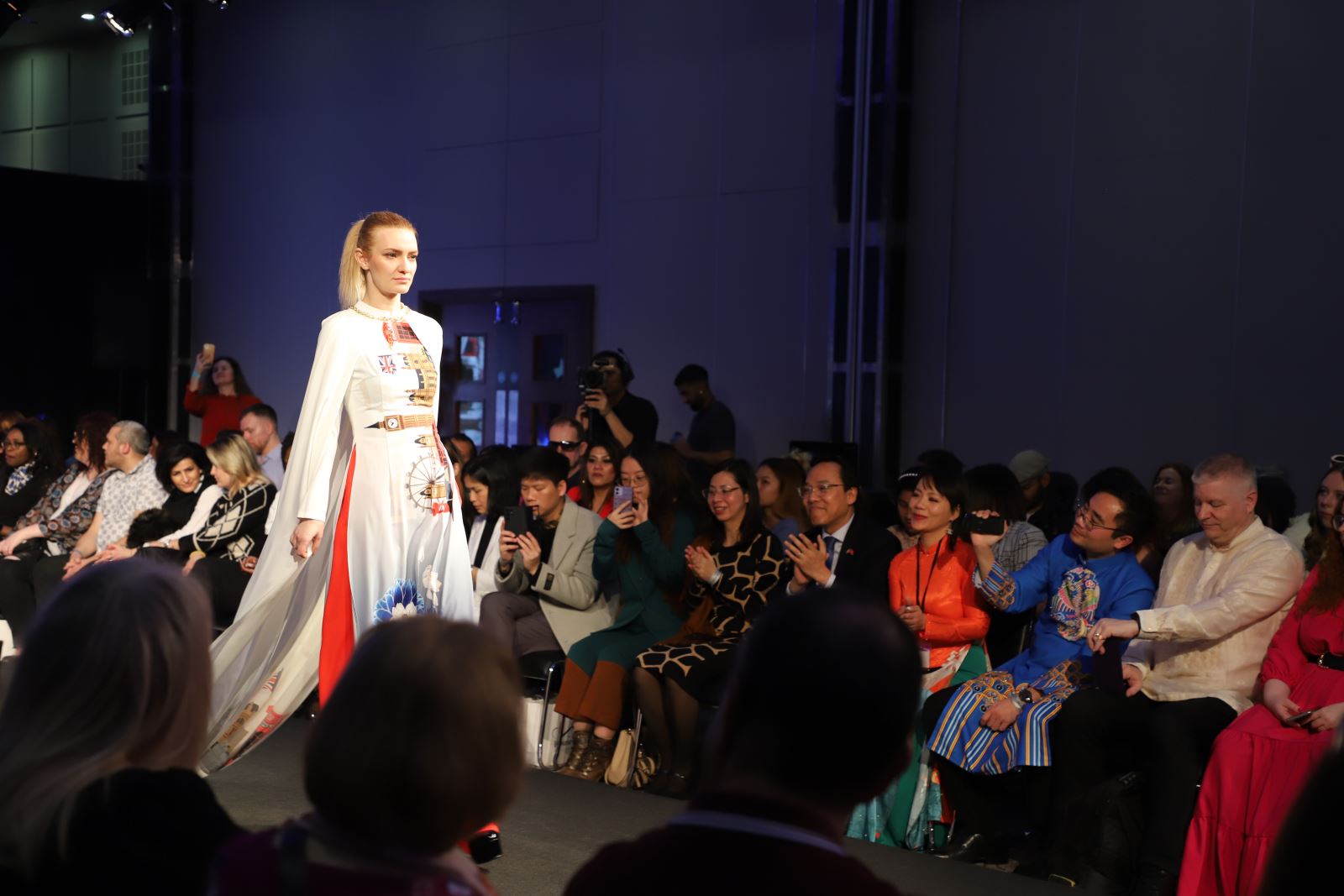 Bộ sưu tập áo dài trình diễn tại London Fashion Show nằm trong khuôn khổ các hoạt động kỷ niệm 50 năm quan hệ ngoại giao Việt Nam - Anh